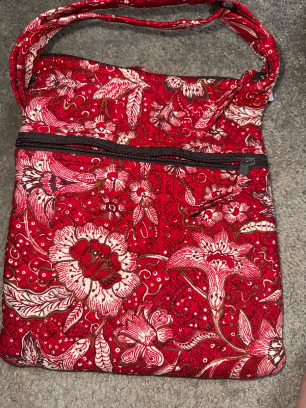 BNWT. Beautiful Red Floral Quilted Crossbody Bag - Lightweight Everyday Purse.